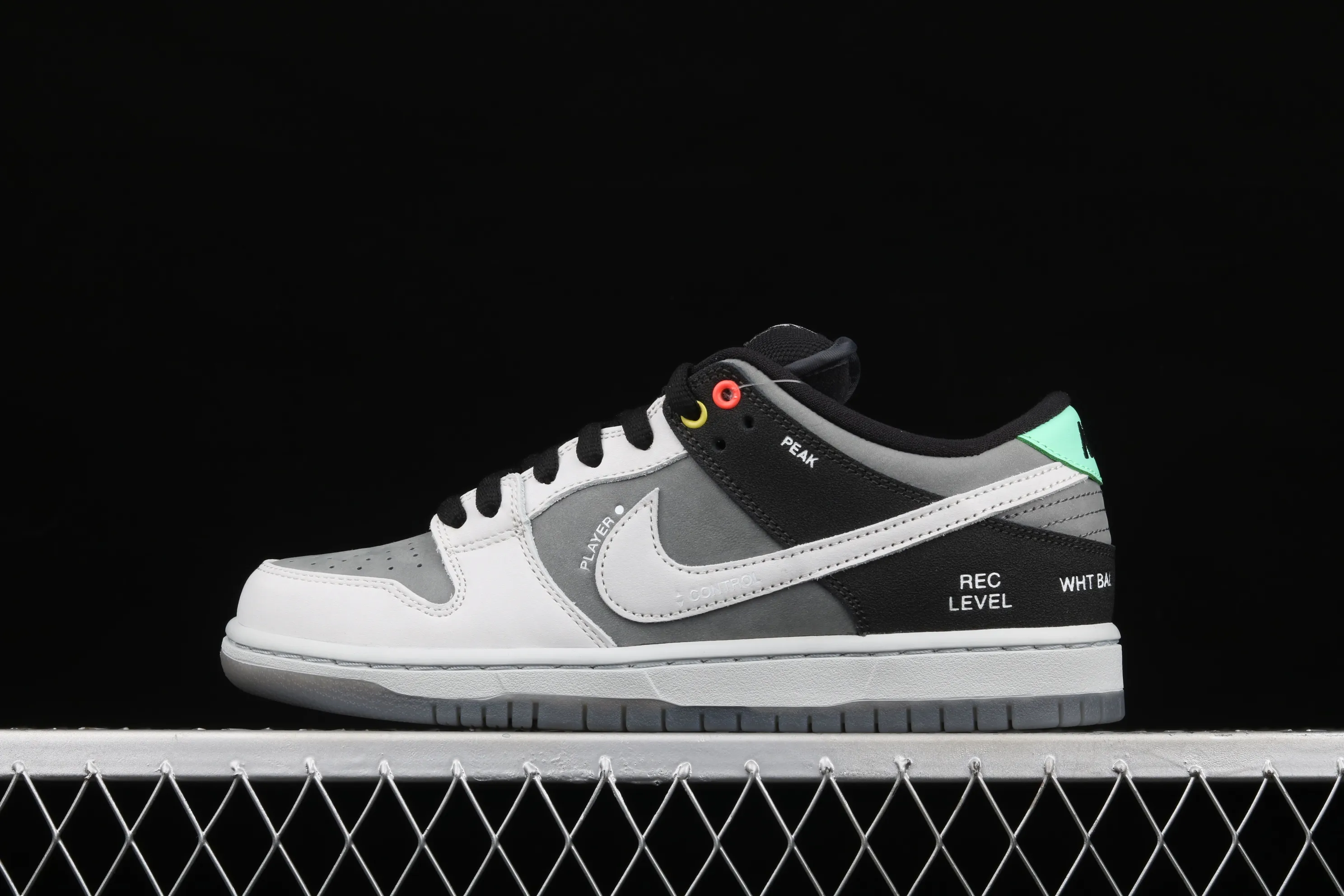 All Categories Nk SB Dunk Series Nk SB Dunk Low Low-top Sneakers Pure Original Version Nk Dunk SB Low Pro ISO Camera Co-branded Black and Gray Dunk Series Retro Casual Sports Skateboard Shoes CV1659-001